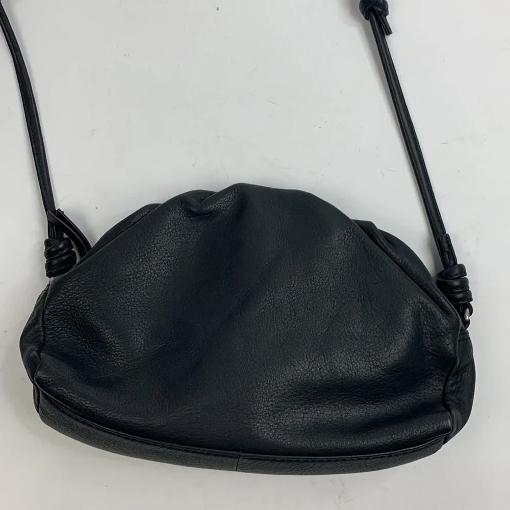 Vintage Leather Shoulder Crossbody bag Black Lined Pockets Zip Magnetic closure